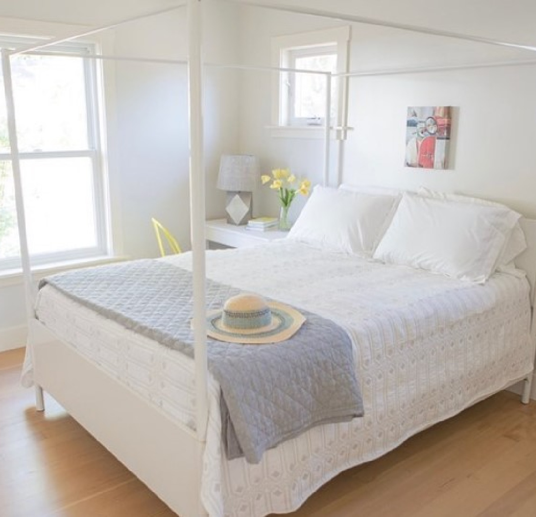 Bright clean cottage style bedroom by Myra Hoefer Design painted BM Decorator's White paint color. #decoratorswhite #bmdecoratorswhite