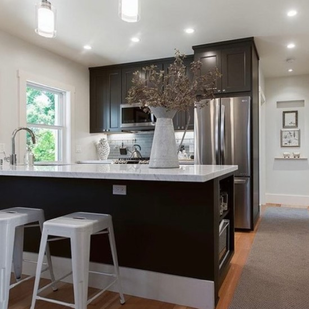 Myra Hoefer Design - Black kitchen cabinets and walls with BM Decorator's White paint color. #decoratorswhite #bmdecoratorswhite