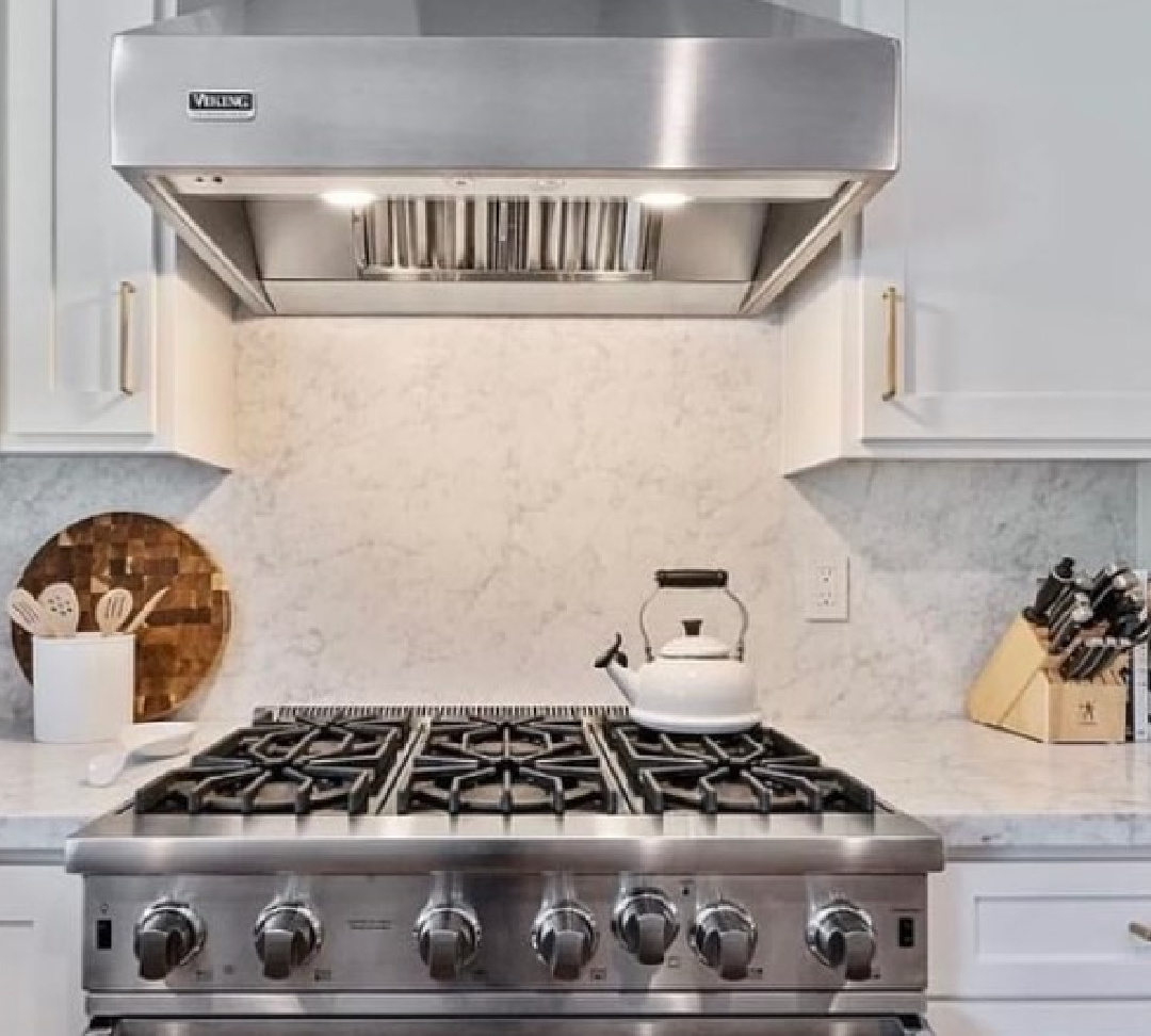 White kitchen cabinets with stainless pro range - Myra Hoefer Design. BM Decorator's White paint color. #decoratorswhite #bmdecoratorswhite