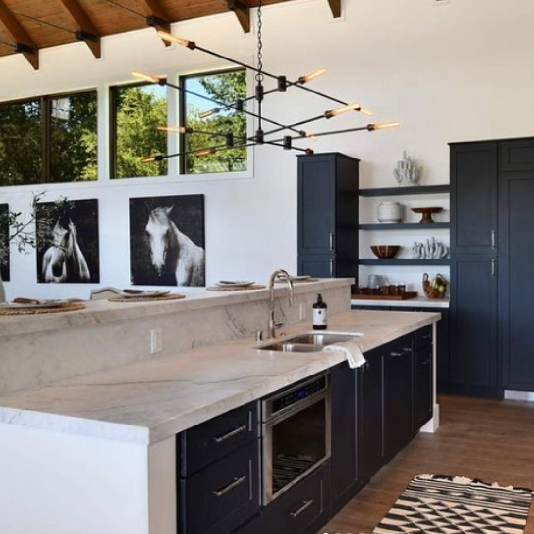 Beautiful modern black and white kitchen by Myra Hoefer Design with BM Decorator's White paint color. #decoratorswhite #bmdecoratorswhite