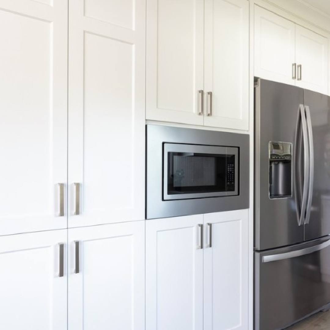 Beautiful kitchen by Oak Barrel Cabinetry (Laura Greer) with BM Decorator's White paint color. #decoratorswhite #bmdecoratorswhite