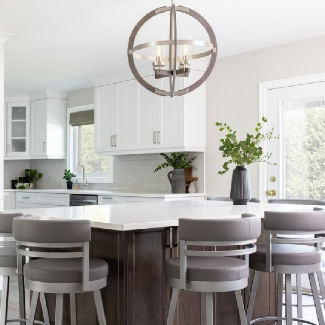 Beautiful kitchen by Oak Barrel Cabinetry (Laura Greer) with BM Decorator's White paint color. #decoratorswhite #bmdecoratorswhite