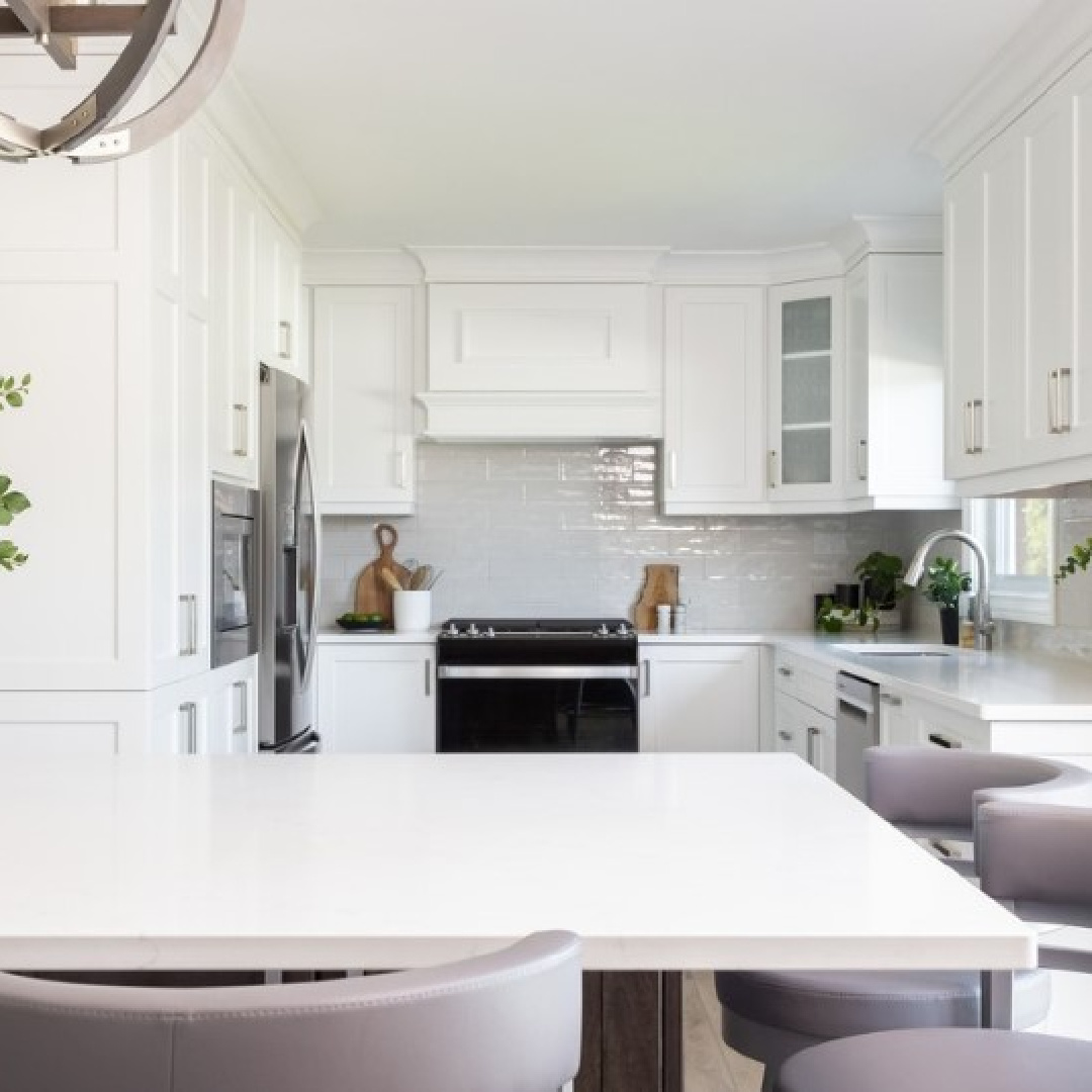 Beautiful kitchen by Oak Barrel Cabinetry (Laura Greer) with BM Decorator's White paint color. #decoratorswhite #bmdecoratorswhite