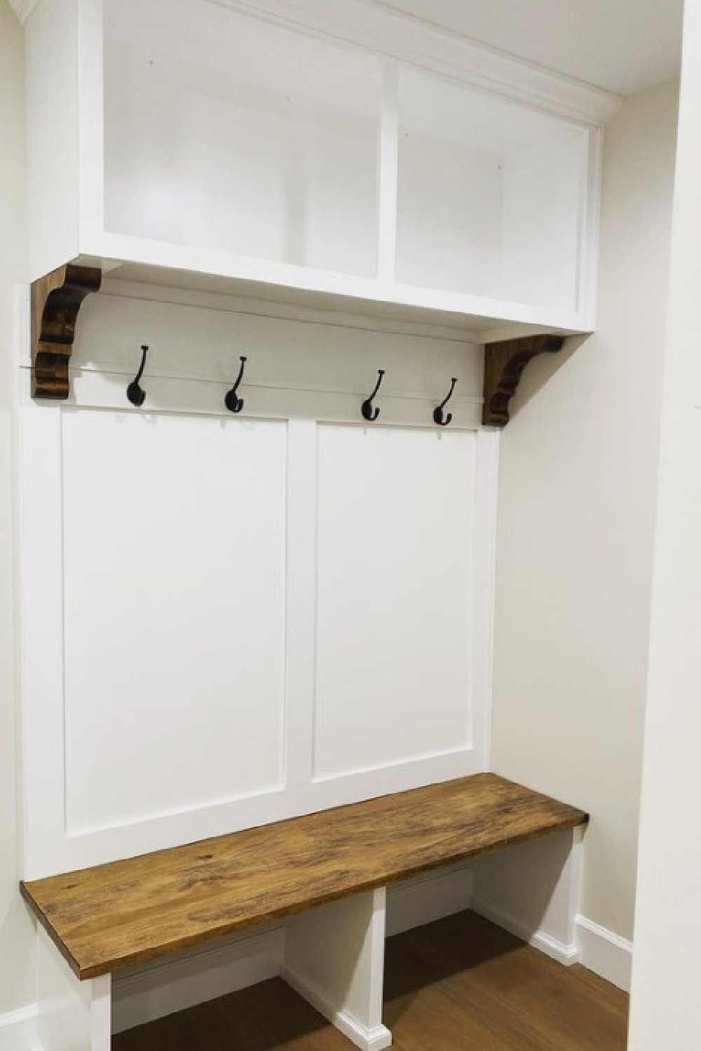 Mudroom cubbies and bench with BM Decorator's White paint color - @ourloblollyfarmhouse_ga. #decoratorswhite #bmdecoratorswhite