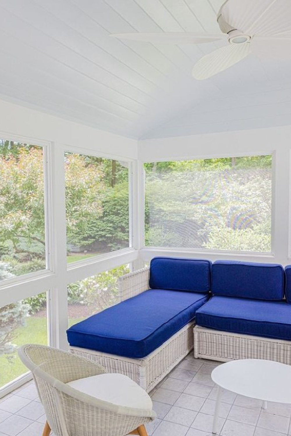 Sun room porch with bright blue (@theodellgroup) and BM Decorator's White paint color. #decoratorswhite #bmdecoratorswhite