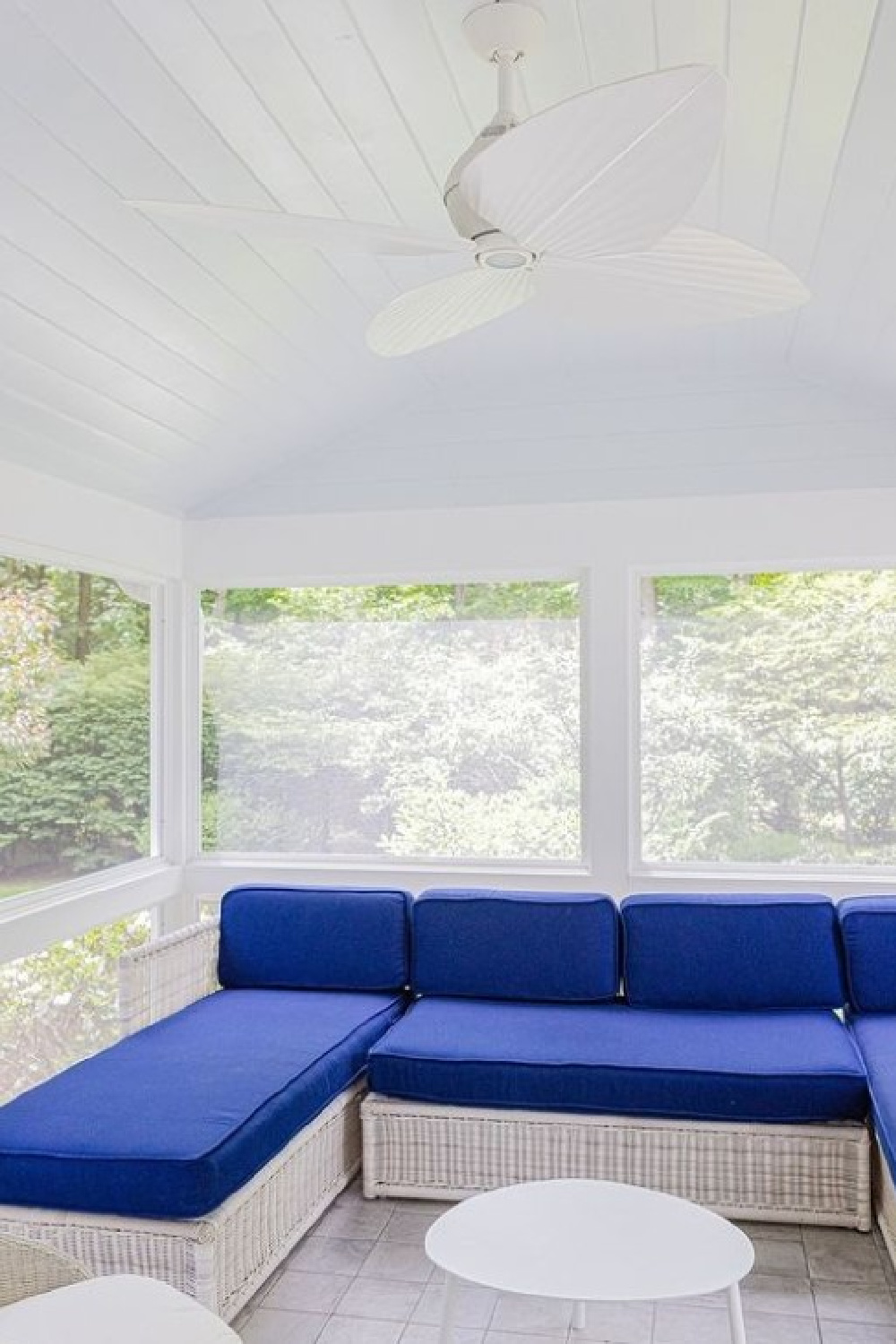 Design: The Odell Group. Sunroom with royal blue upholstery and BM Decorator's White paint color. #decoratorswhite #bmdecoratorswhite