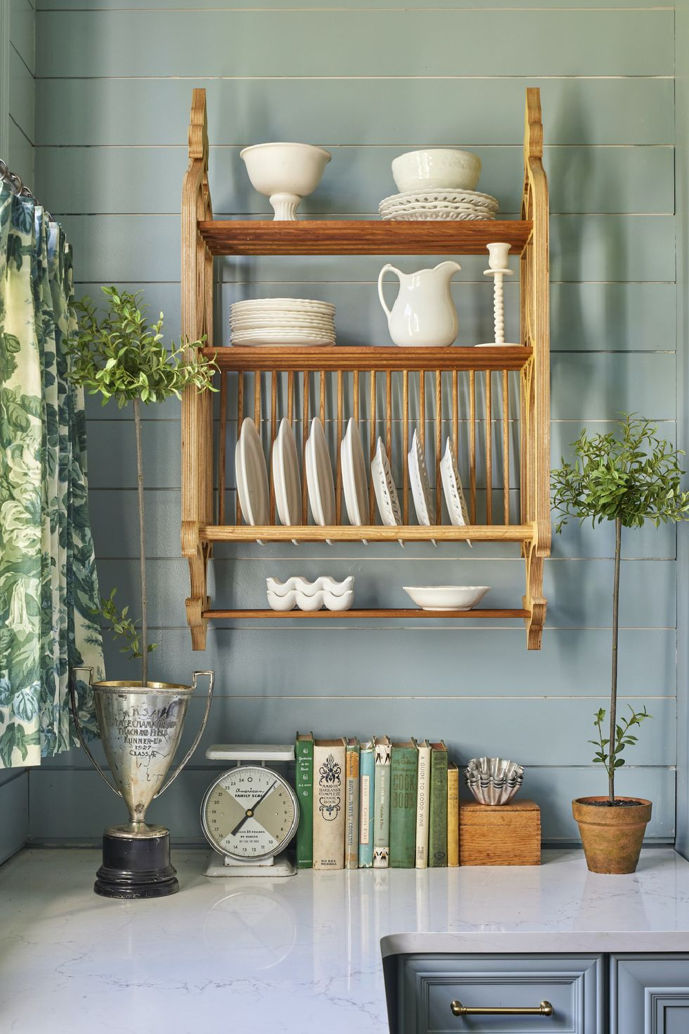 Light blue kitchen with plate rack - design by Rachel Bardage Barrett (photo: Hector M. Sanchez). #bluekitchens #cottagekitchens