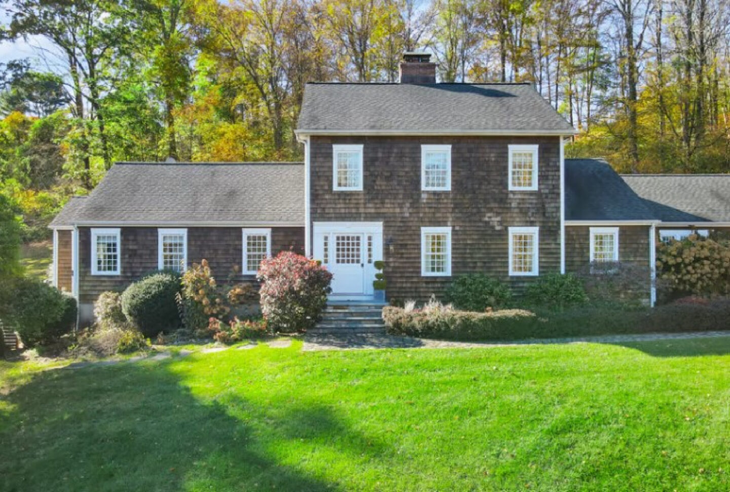 Connecticut farmhouse with classic modern country interiors, timeless design, and a mix of vintage and contemporary. #timelessinteriors #connecticutcountryhouse