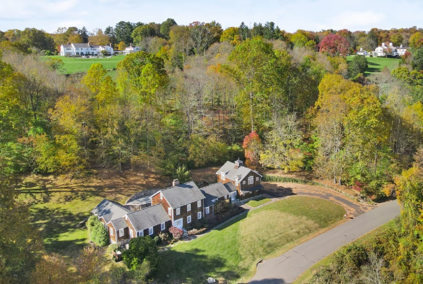 Connecticut farmhouse with classic modern country interiors, timeless design, and a mix of vintage and contemporary. #timelessinteriors #connecticutcountryhouse