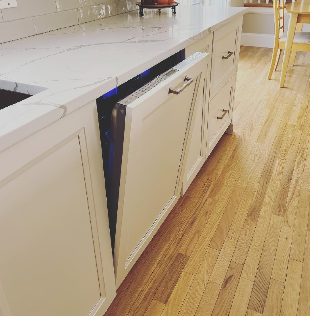 Detail of BM White Dove painted cabinets in a lovely design by @amanydesignstudio. #bmwhitedove #whitedovecabinets