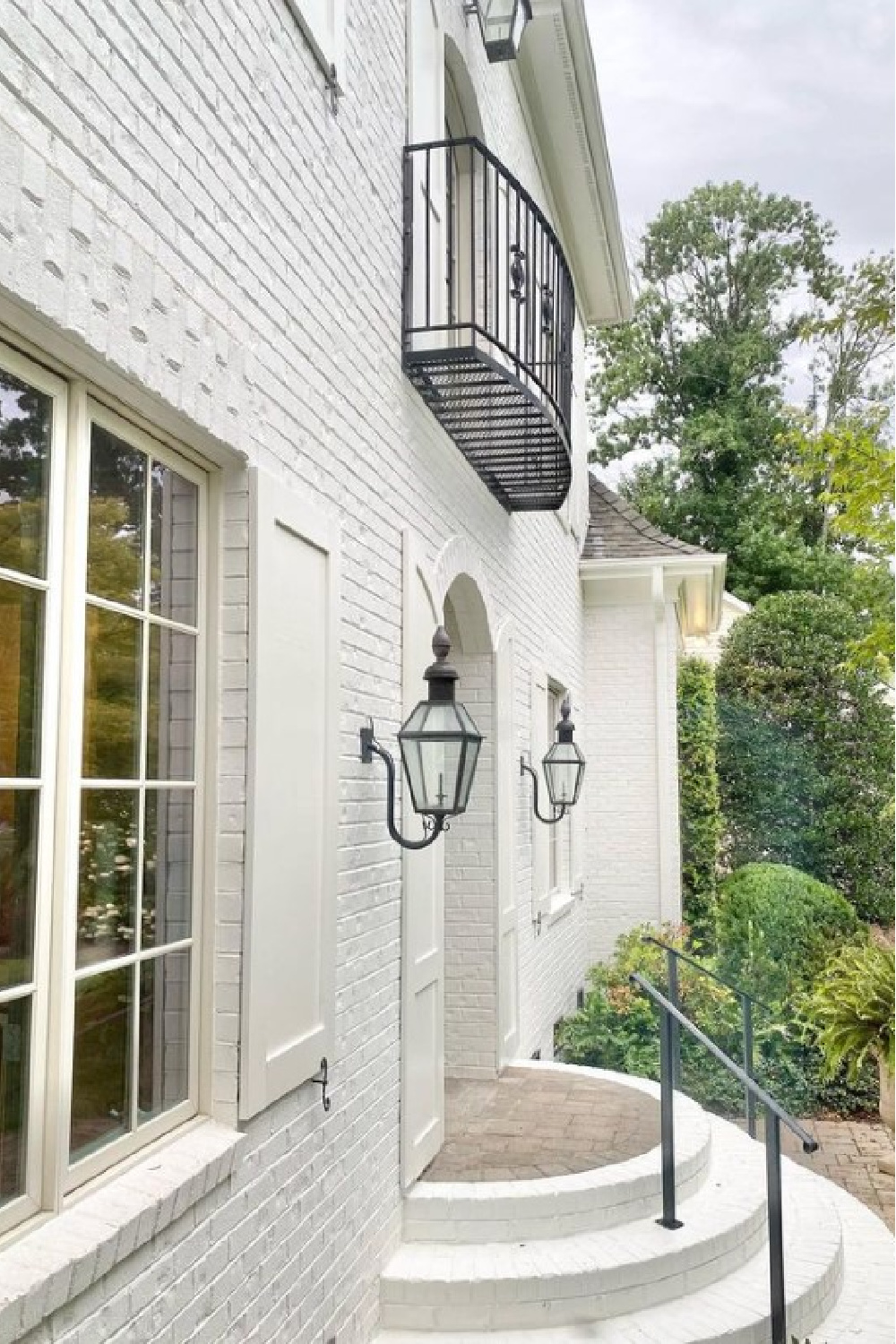 BM White Dove on a gorgeous brick house exterior with arched entry - @dianarosespier. #bmwhitedove