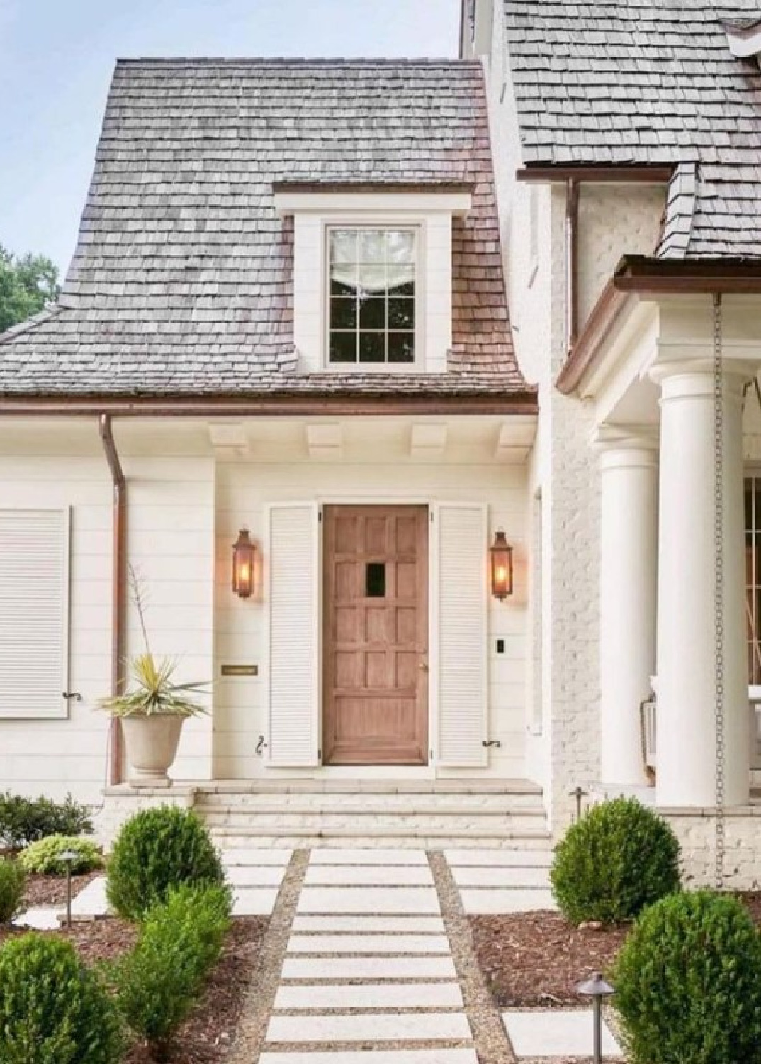 Benjamin Moore White Dove painted house exterior - @riverwoodbuildingcompany. #bmwhitedove