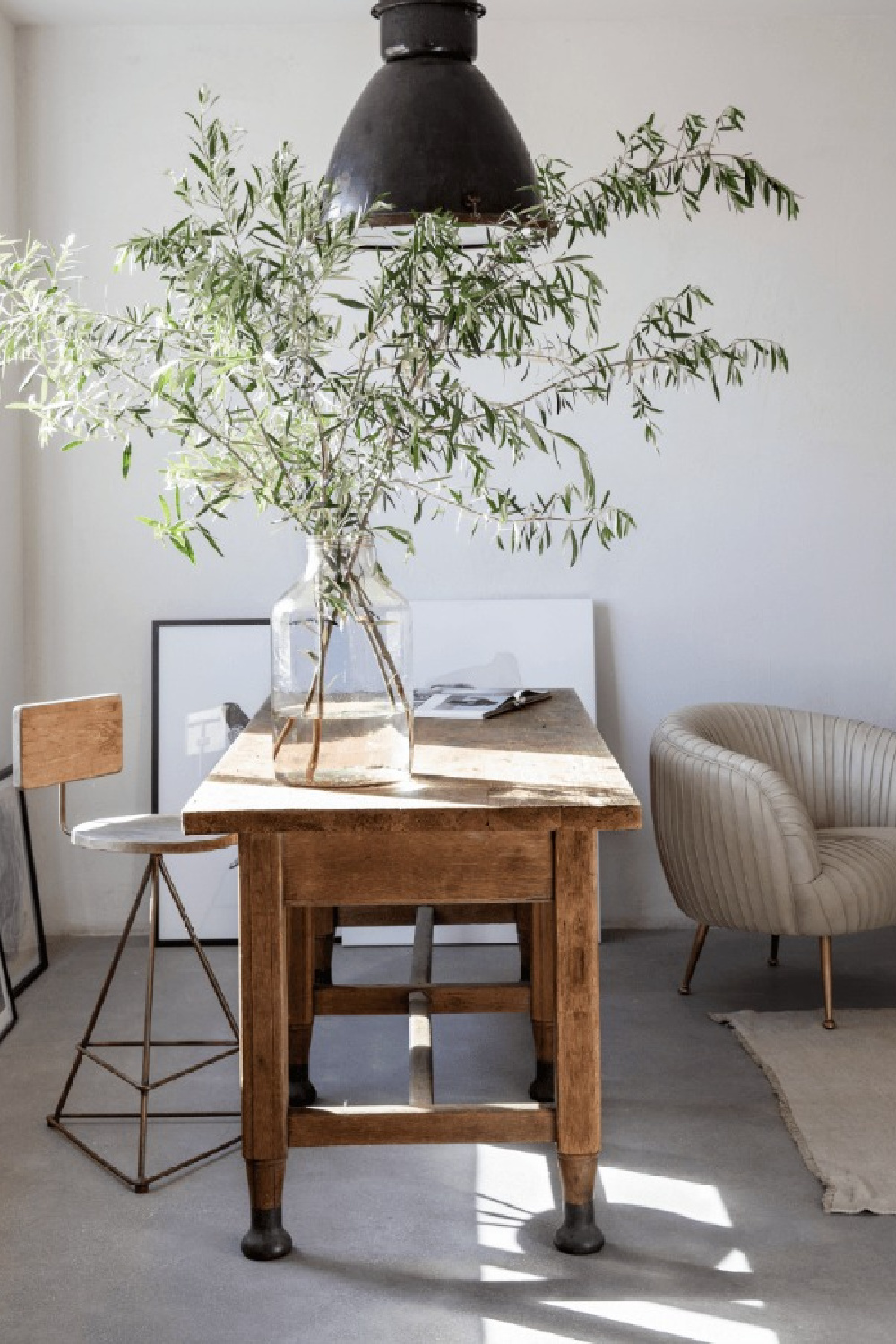 Leanne Ford designed  serene and vintage cool study in HGTV's Rock the Block. #leanneford #vintagestyle #rocktheblock #interiordesign