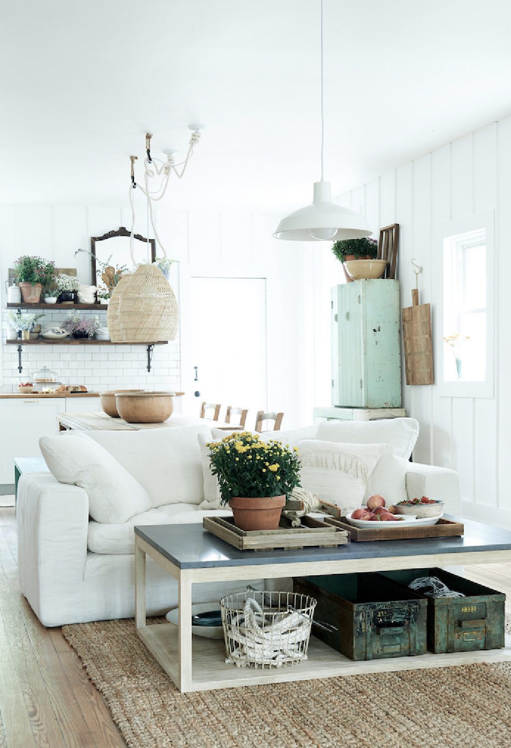 Family room and modern farmhouse kitchen in the Faraci home. #restoredbythefords #leanneford #modernfarmhouse #interiordesign #familyroom