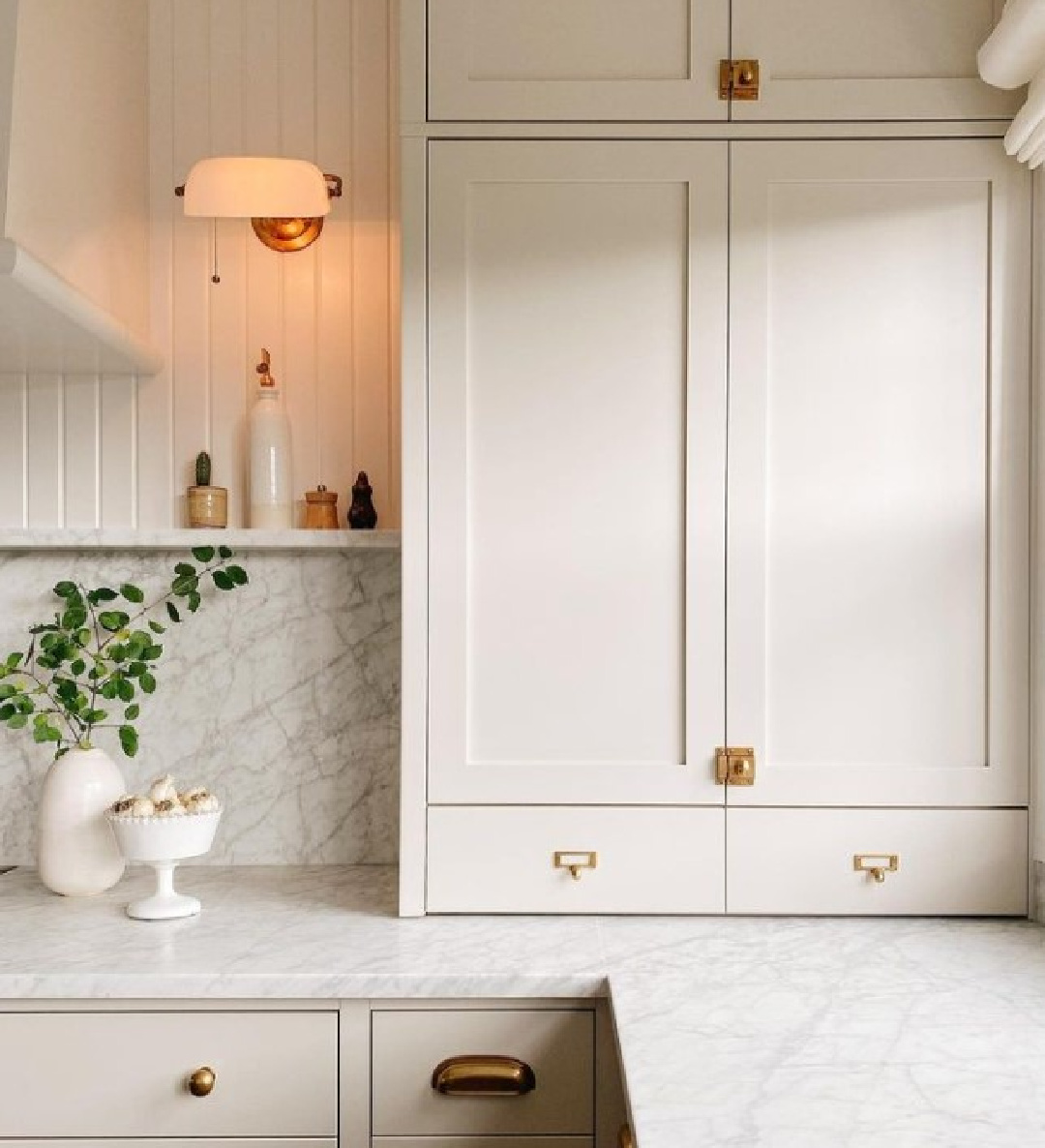 BM Collingwood on kitchen cabinets in a beautiful white kitchen with Chantilly Lace walls - design by AKBDesign. #collingwood #bmcollingwood #chantillylace