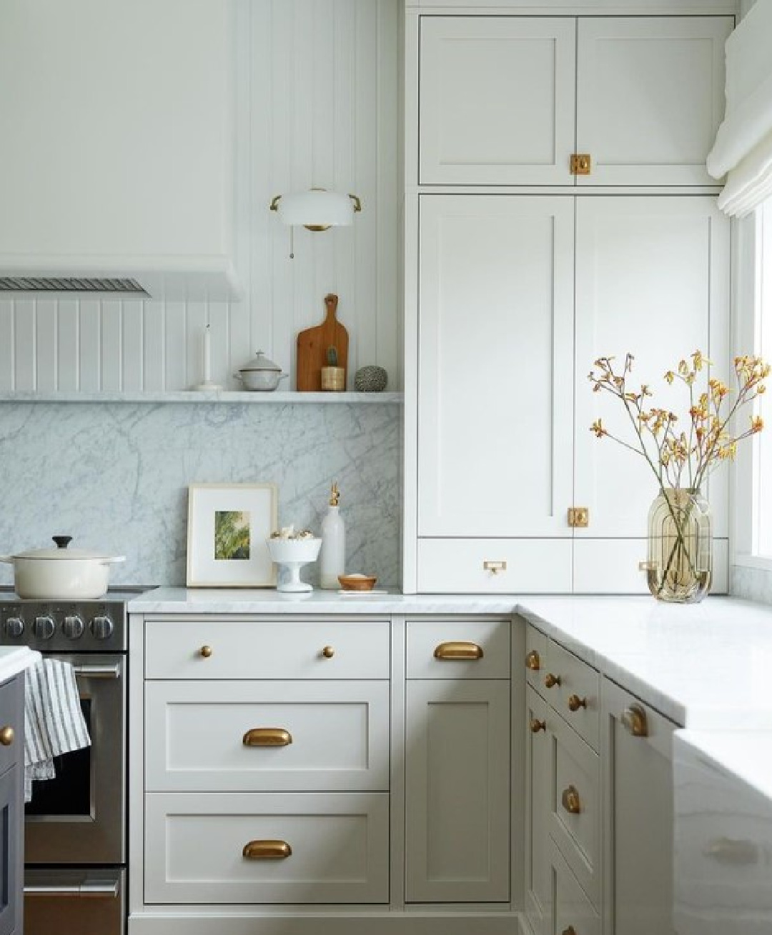 BM Collingwood on kitchen cabinets in a beautiful white kitchen with Chantilly Lace walls - design by AKBDesign. #collingwood #bmcollingwood #chantillylace