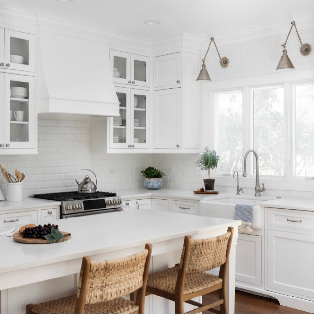 BM Chantilly Lace painted kitchen cabinets in a lovely design by Plain and Posh (photo by @pictureperfecthouse). #chantillylace #whitekitchencabinets #bmchantillylace