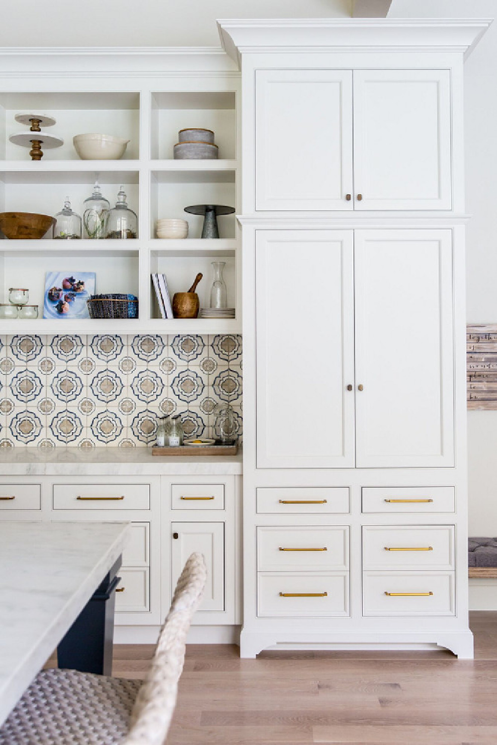 White Dove (Benjamin Moore) painted cabinets in a lovely custom kitchen by Caitlin Creer. #bmwhitedove #whitekitchencabinets