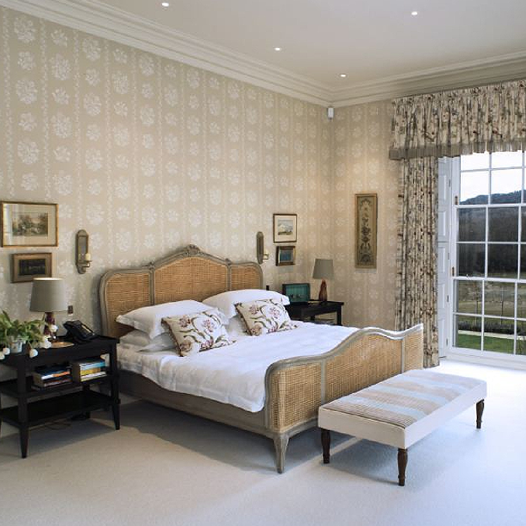 Elegant English country bedroom in Cornucopia House in West Sussex. #englishcountry #elegantbedrooms