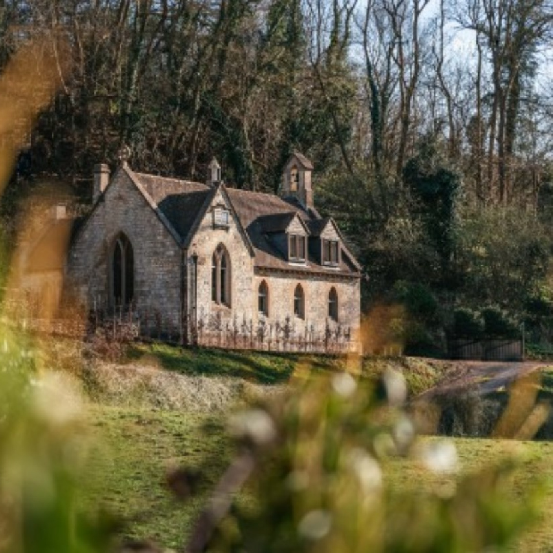 Stone exterior of Elissa cottage in Cirencester in the Cotswolds. #cotswoldscottage #englishcountry