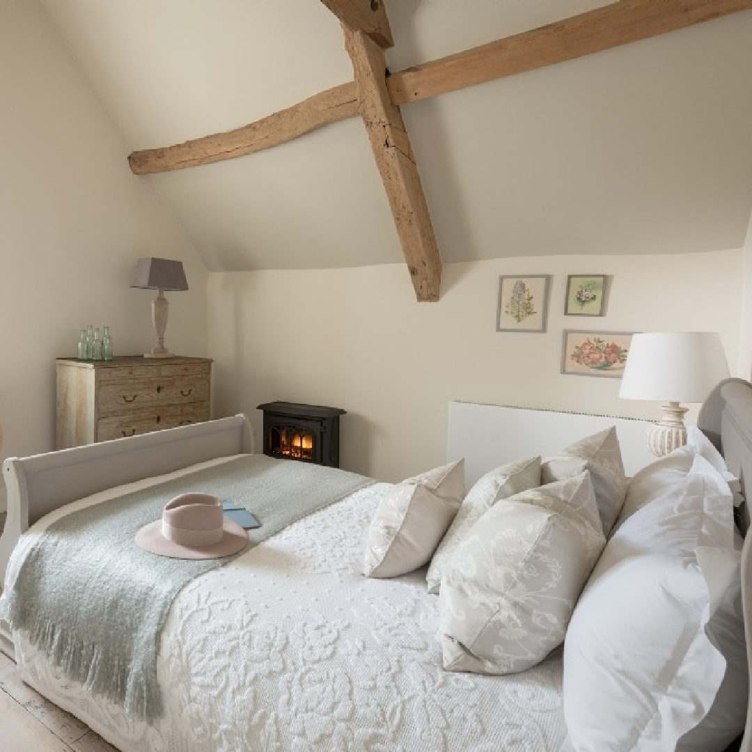 Charming English country bedroom with rustic wood beams at Flower Press holiday rental Biburg Cotswolds. #cotswoldscottage #englishcountry #cottageinteriors