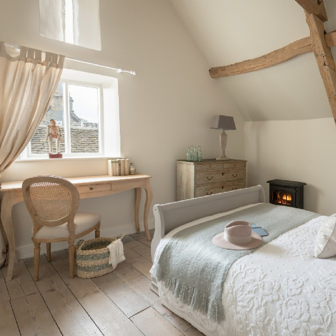 Simple and charming English country bedroom - Flower Press holiday rental Biburg Cotswolds. #cotswoldscottage #englishcountry #cottageinteriors
