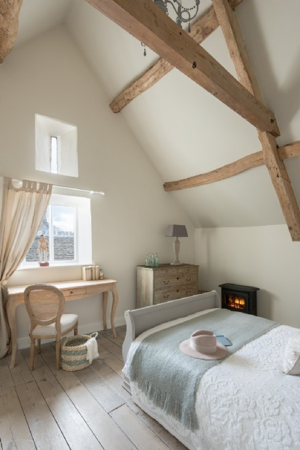 Charming English bedroom at Flower Press holiday rental Biburg Cotswolds. #cotswoldscottage #englishcountry #cottageinteriors