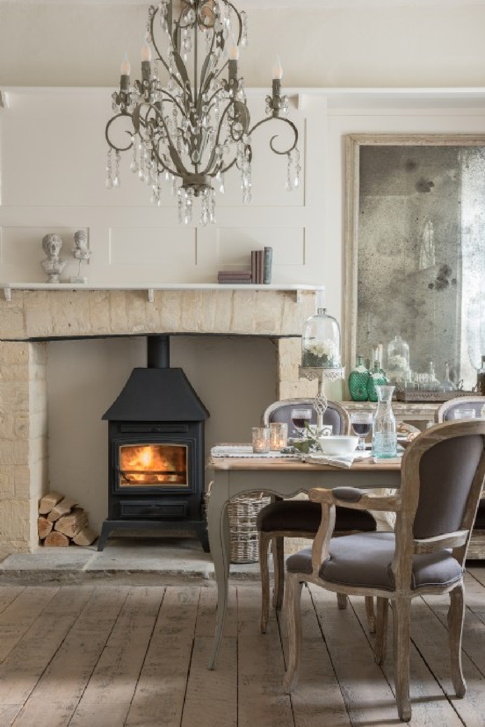 Breathtaking French country dining area - Flower Press holiday rental Biburg Cotswolds. #cotswoldscottage #englishcountry #cottageinteriors