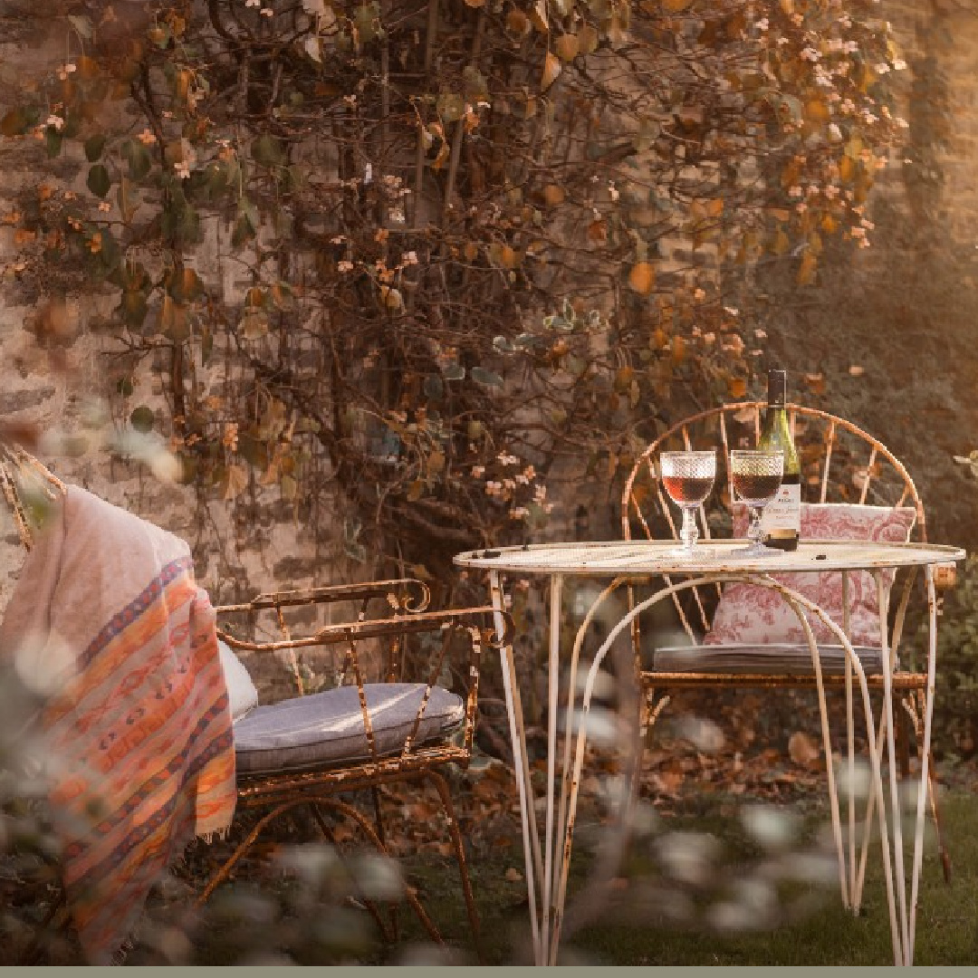 Enchanting English garden dining at Flower Press holiday rental Biburg Cotswolds. #cotswoldscottage #englishcountry #cottageinteriors