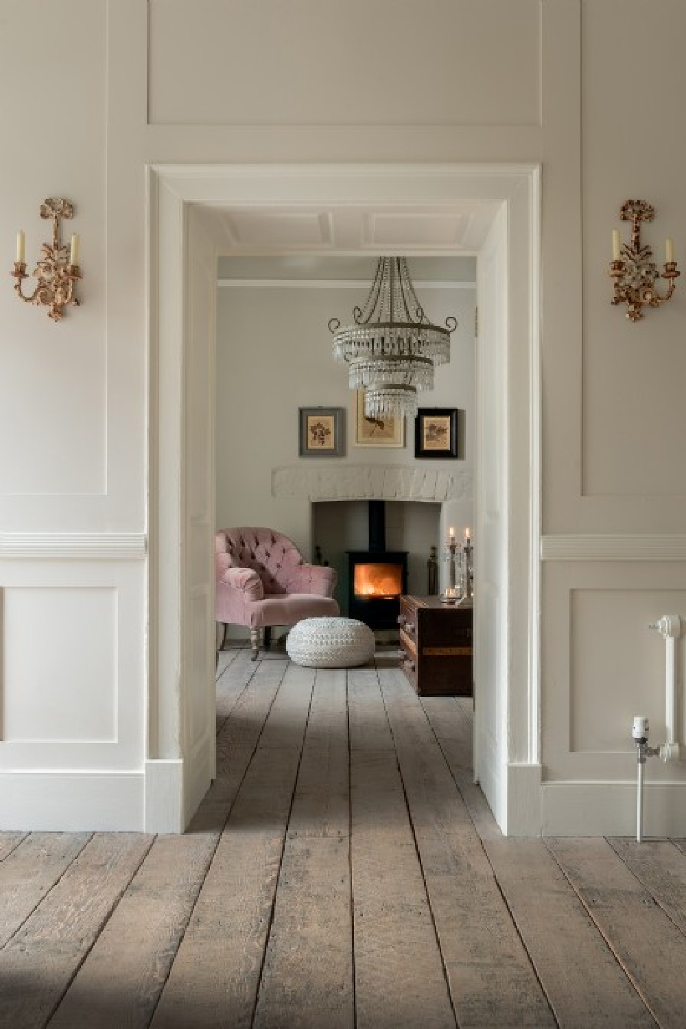 Cozy elegance with crystal chandelier, sconces and paneling - Flower Press holiday rental Biburg Cotswolds. #cotswoldscottage #englishcountry #cottageinteriors