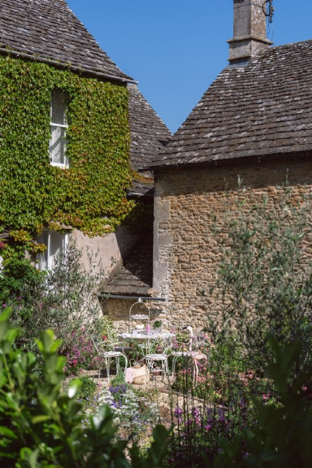 Flower Press holiday rental Biburg Cotswolds. #cotswoldscottage #englishcountry #cottageinteriors