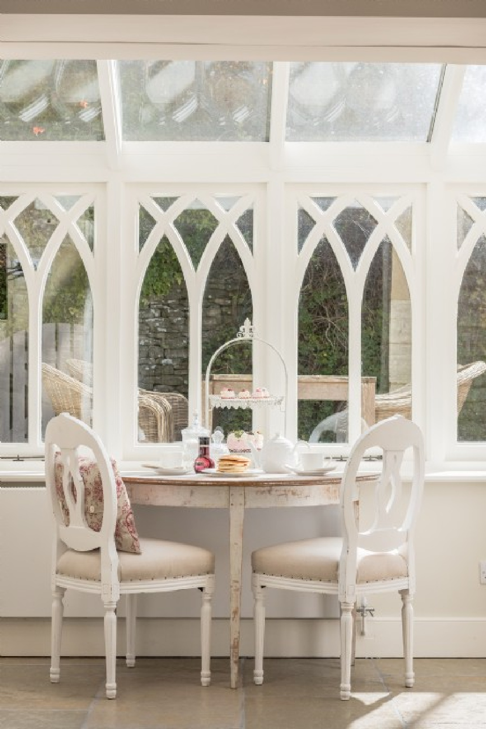 Breathtaking architecture on kitchen window with demilune dining table - Flower Press holiday rental Biburg Cotswolds. #cotswoldscottage #englishcountry #cottageinteriors