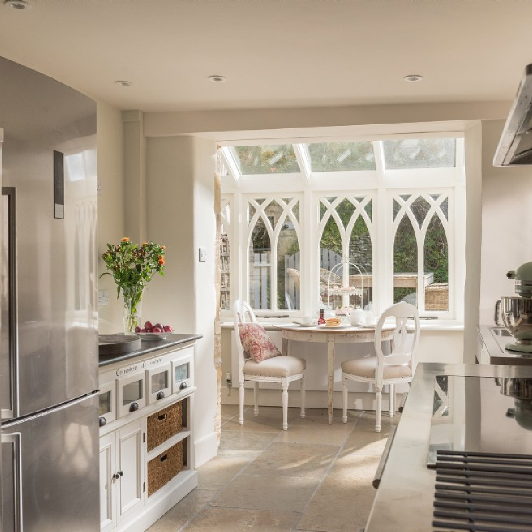 Breakfast nook with decorative bay window - Flower Press holiday rental Biburg Cotswolds. #cotswoldscottage #englishcountry #cottageinteriors