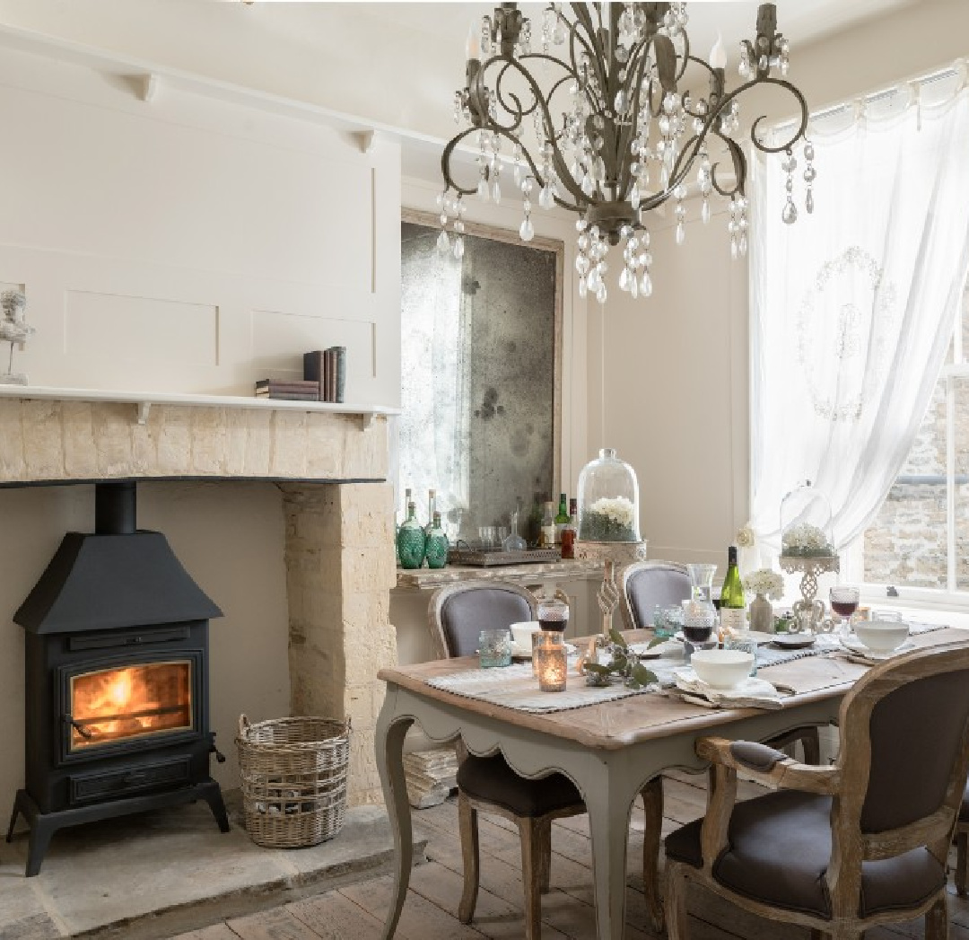 English country cottage dining room with fireplace and chandelier - Flower Press holiday rental Biburg Cotswolds. #cotswoldscottage #englishcountry #cottageinteriors