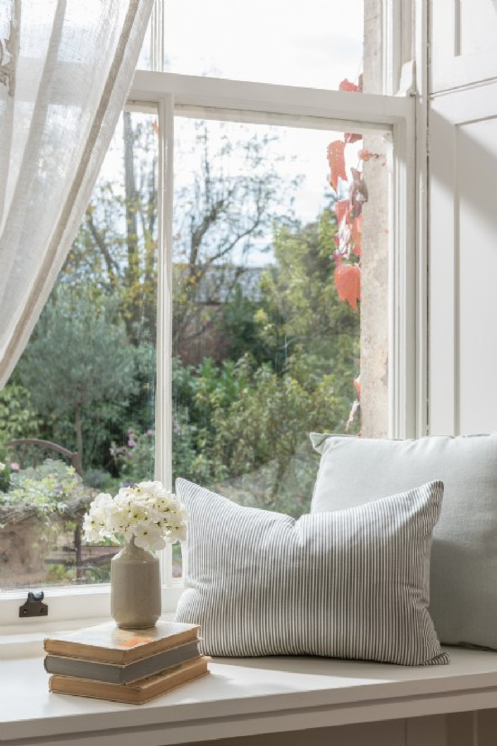 English country cottage window seat at Flower Press holiday rental Biburg Cotswolds. #cotswoldscottage #englishcountry #cottageinteriors