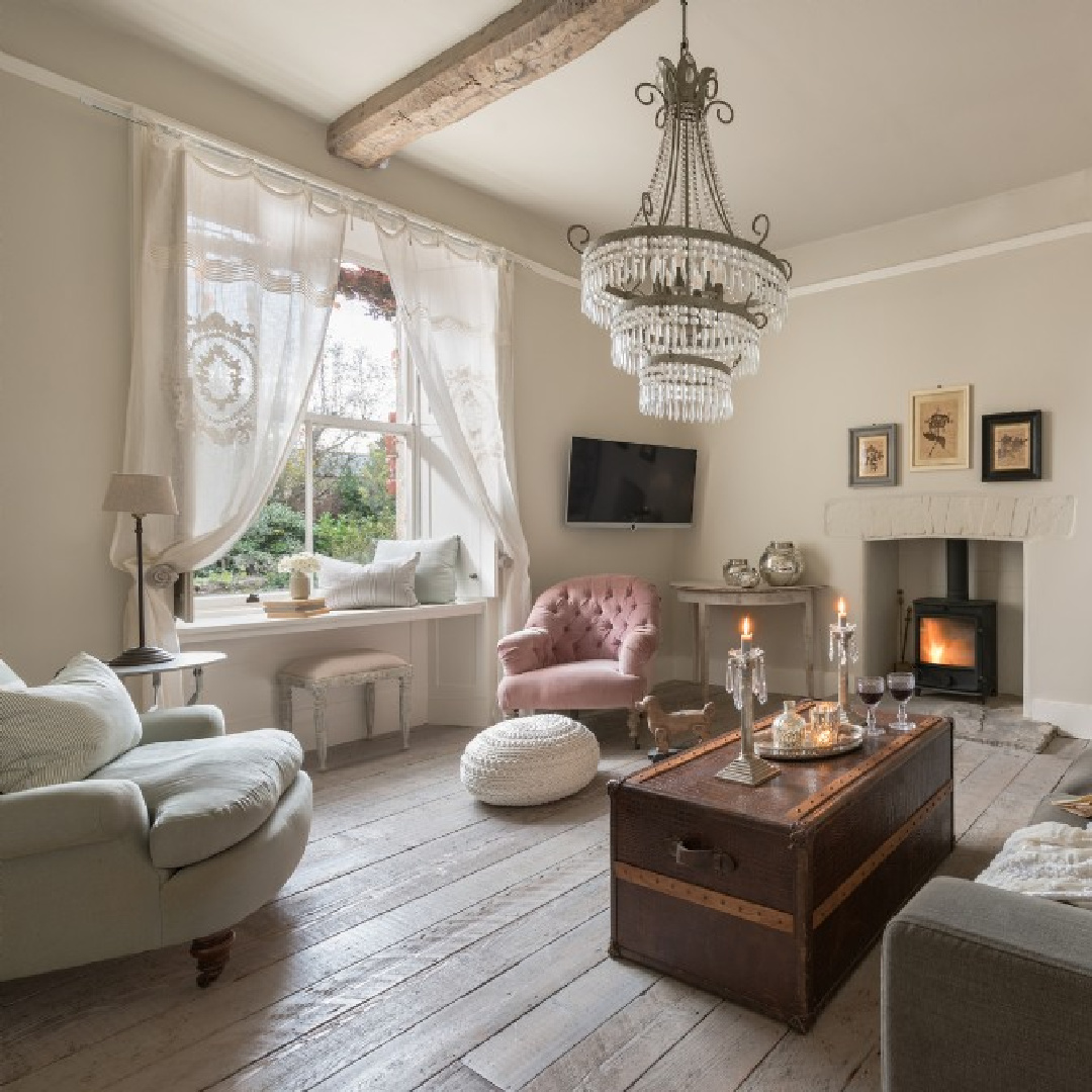 Elegant living room with Empire style crystal chandelier at Flower Press holiday rental Biburg Cotswolds. #cotswoldscottage #englishcountry #cottageinteriors