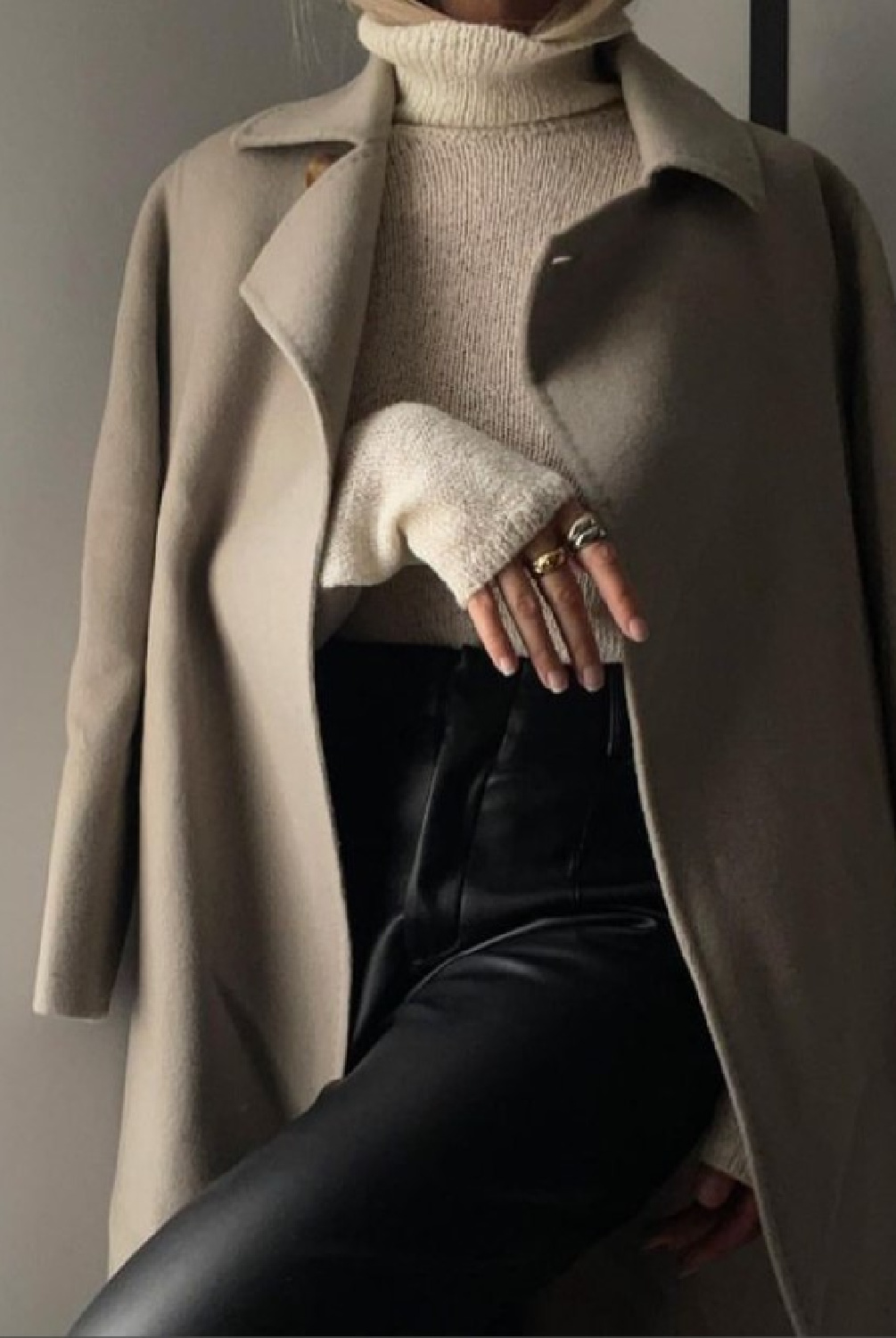 Gorgeous greige fashion moment with cashmere coat, black leather pants, and neutral sweater - @silvia_hare.