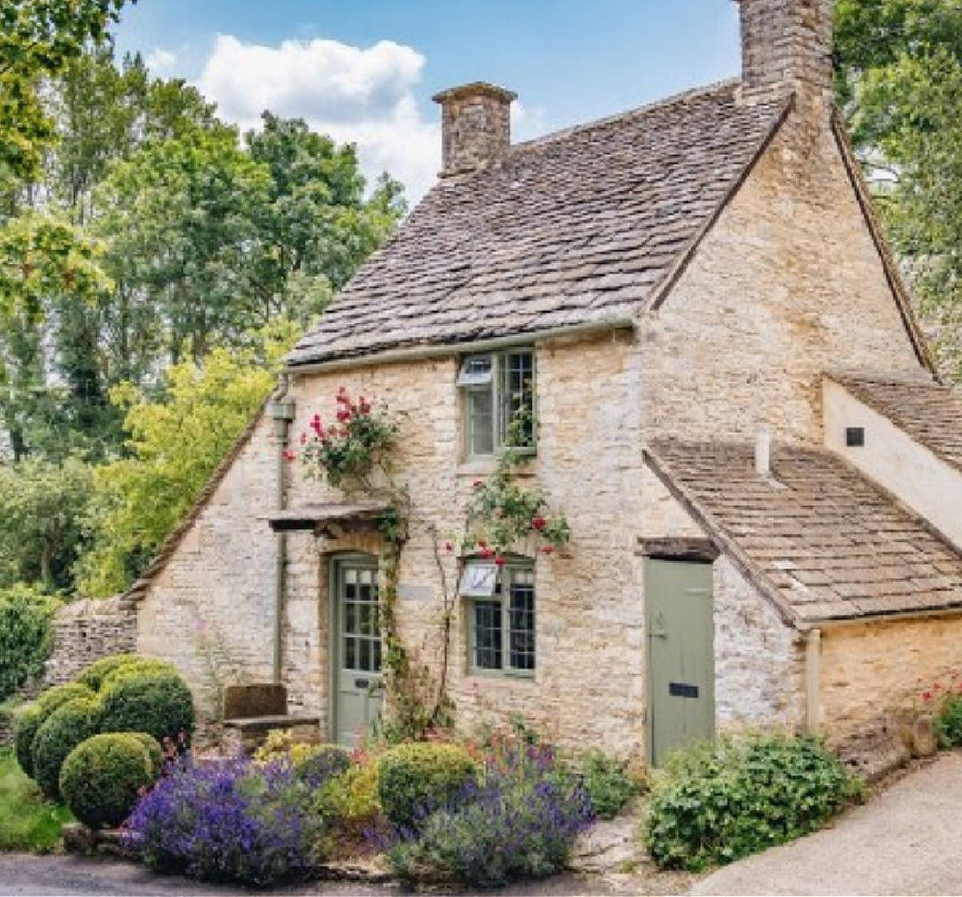 Inkwell Cottage exterior in Oxfordshire - Unique Home Stays. #costwoldscottage