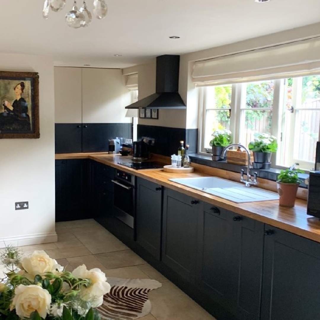 Kitchen at Peony Cottage - a vacation rental in the Cotswolds - @peonycottagecotswolds. #cotswoldscottage #englishcountry