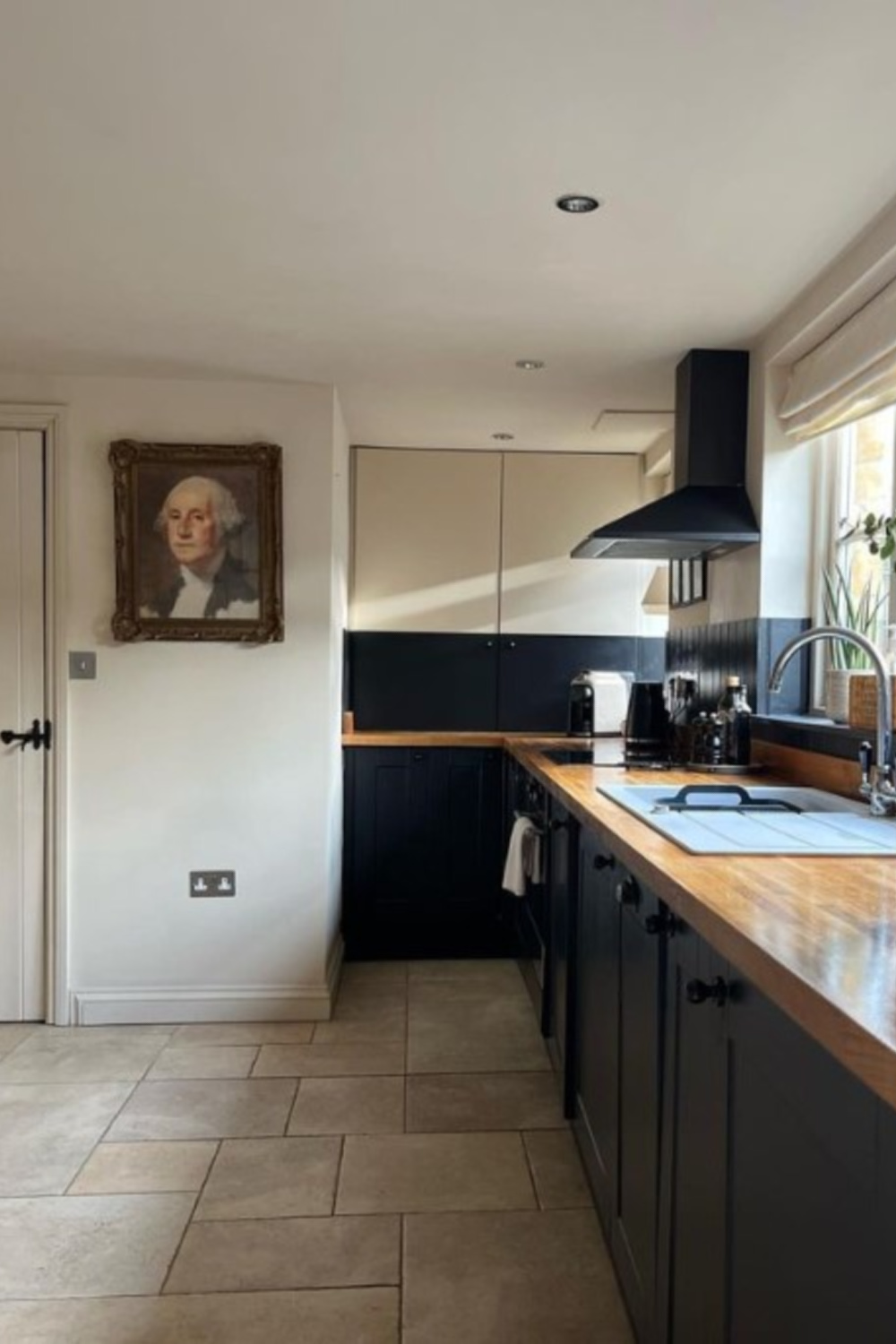 Kitchen at Peony Cottage - a vacation rental in the Cotswolds - @peonycottagecotswolds. #cotswoldscottage #englishcountry