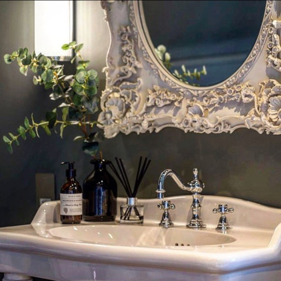 Victorian sink and ornate white mirror at Peony Cottage - a vacation rental in the Cotswolds - @peonycottagecotswolds. #cotswoldscottage #englishcountry