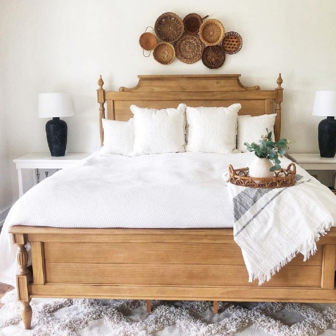 BM Chantilly Lace in modern farmhouse bedroom - @farmcasadecastro. #chantillylacepaint #benjaminmoorechantillylace