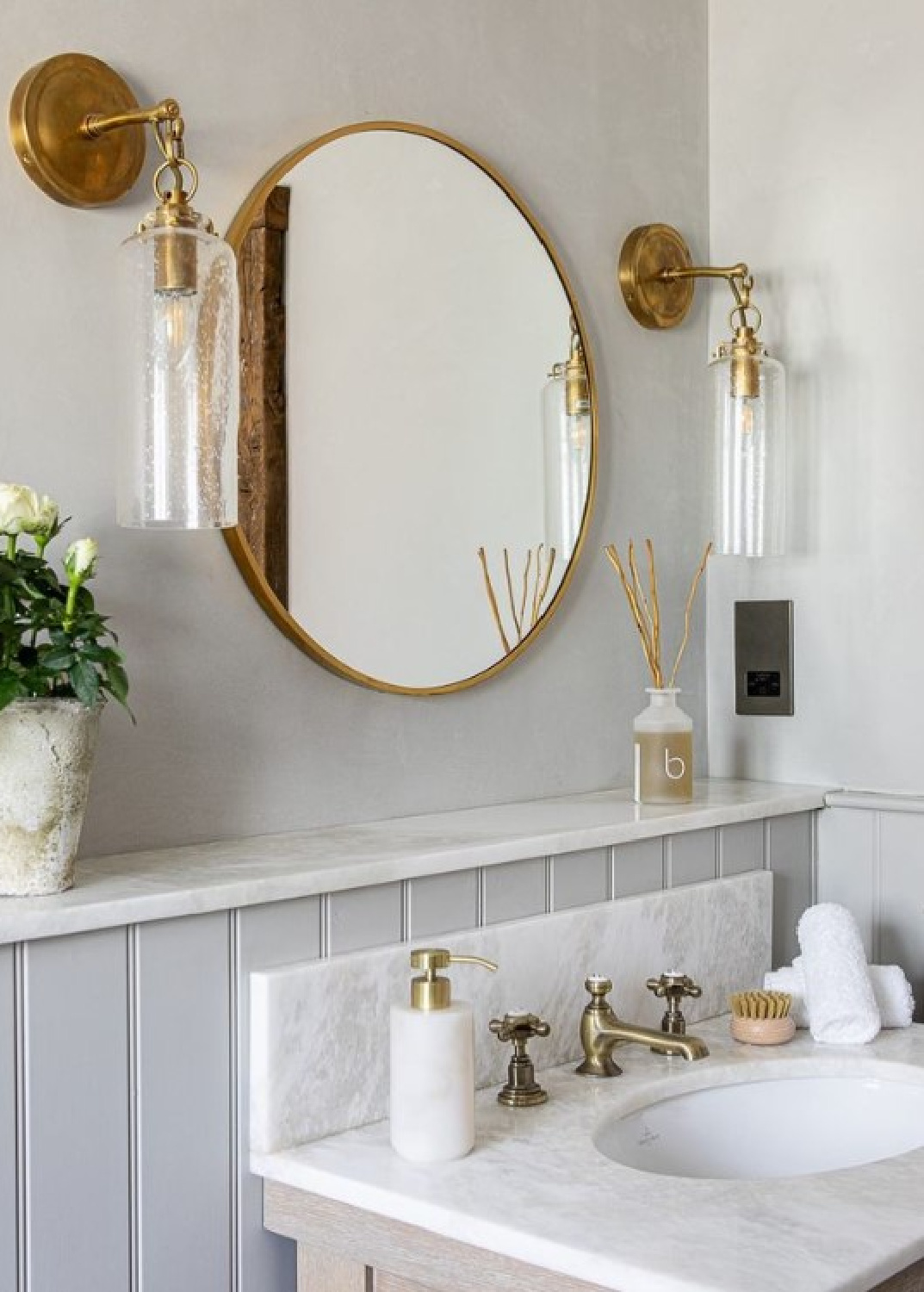 English country style luxurious bathroom in a lovely Cotswold cottage in Kingham (@littlenestcottage) with design by Rachel Winham Interior Design. #englishcottage #cottagebathrooms