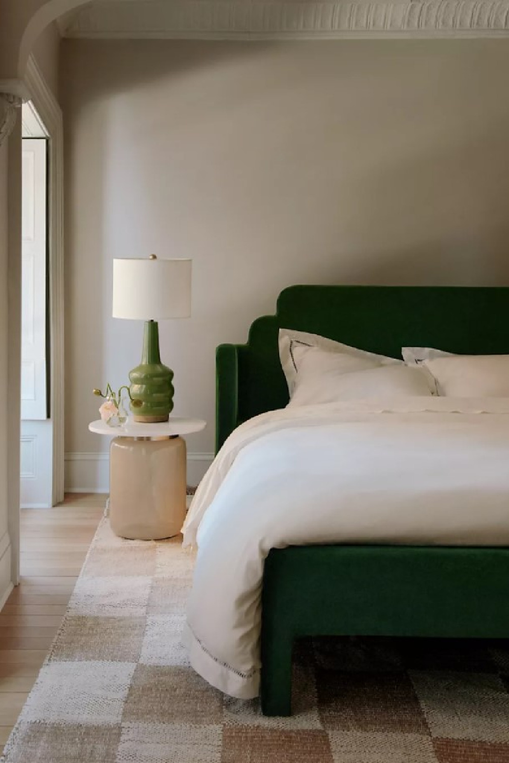 Serene bedroom design by Amber Lewis with her Checkered Jute area rug, Anthropologie. #checkeredfloors #checkeredrug #serenebedrooms