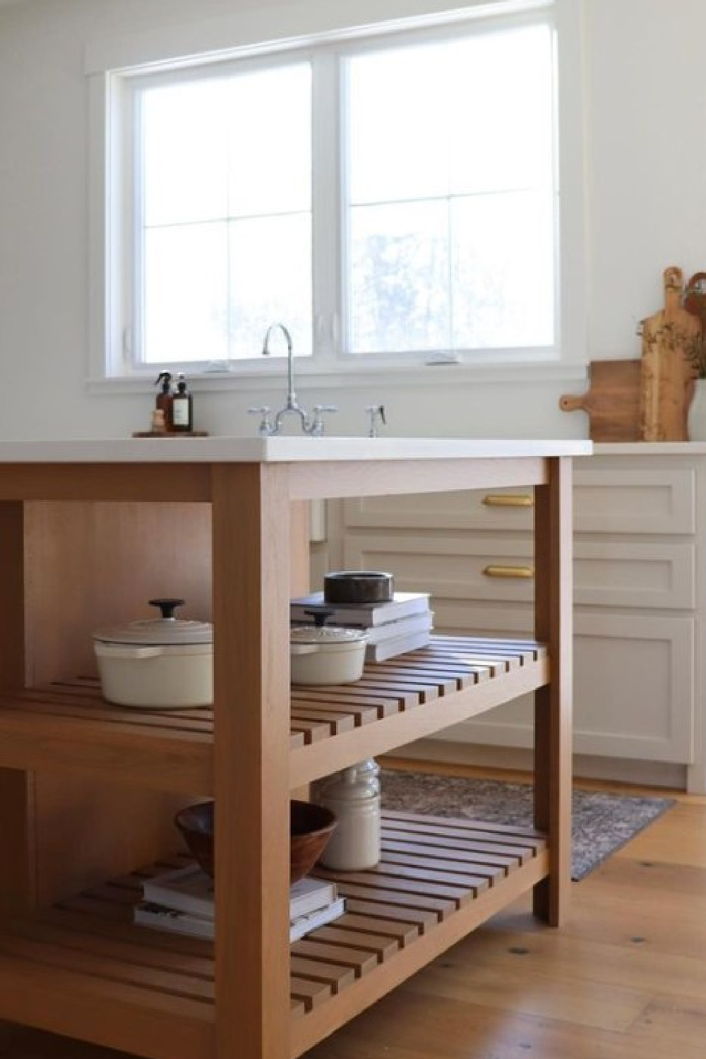 BM Pale Oak Benjamin Moore OC-20  painted kitchen cabinets in a design by @linenandpinehome. #bmpaleoak #paleoak