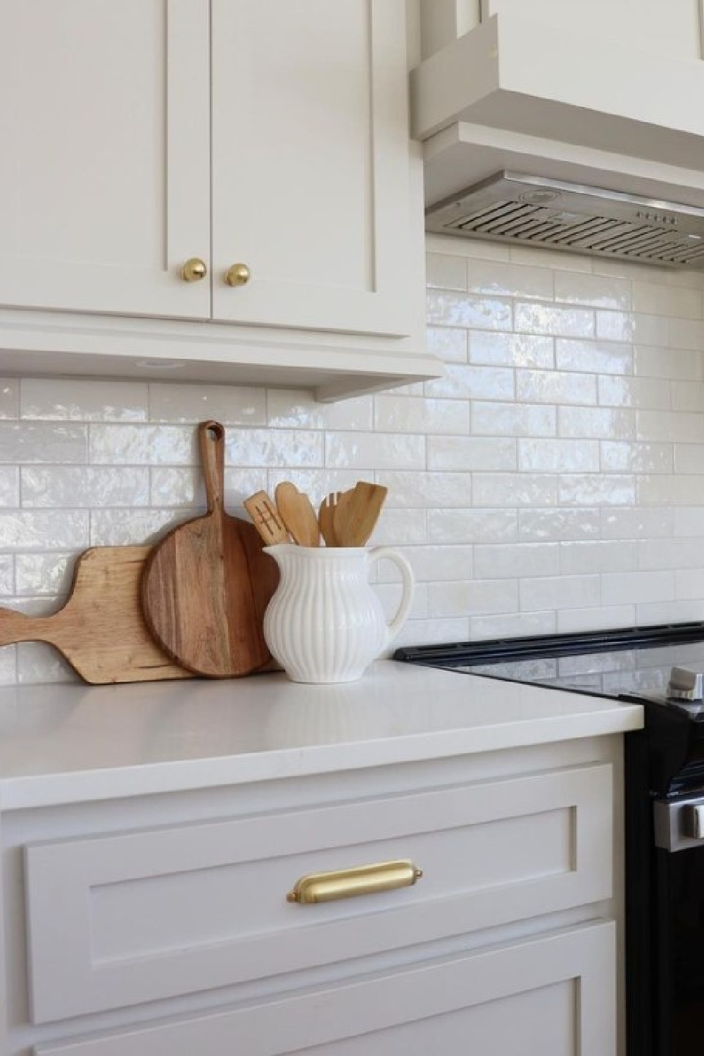 BM Pale Oak Benjamin Moore OC-20 painted kitchen cabinets in a design by @linenandpinehome. #bmpaleoak #paleoak