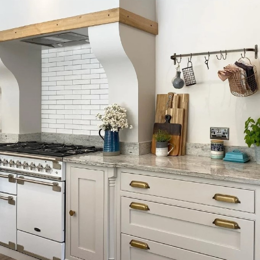 Cornforth White (Farrow & Ball) warm beige kitchen cabinets in an English country kitchen - @cedar.tree.house. #cornforthwhite #farrowandballcornforthwhite #beigepaintcolors