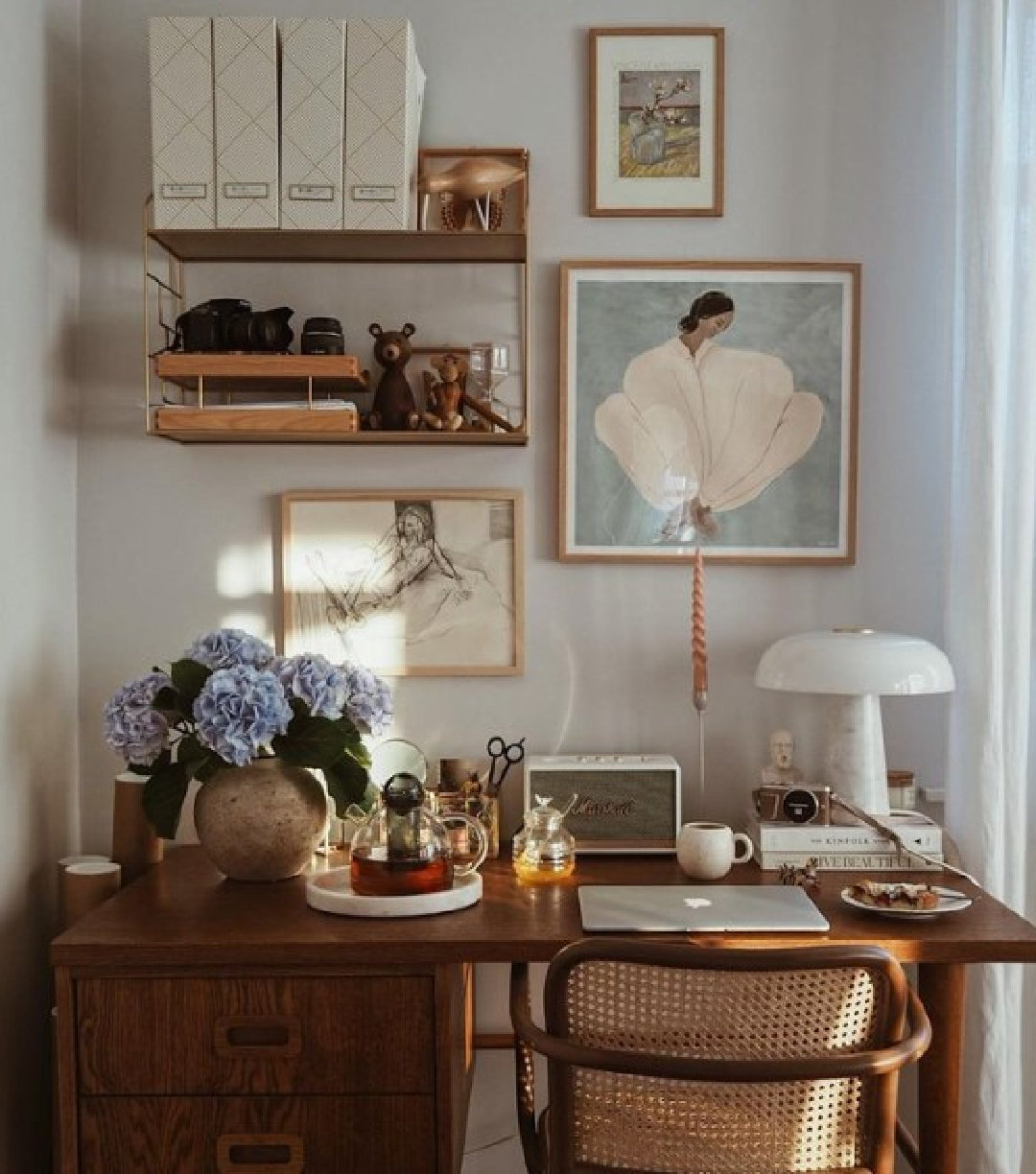 A beautiful MCM home office with open shelves and wall art - @i.tam.i.tu #homeofficedesign