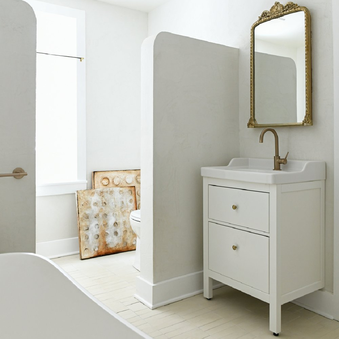 Behr Crisp Linen in a gorgeous bath with simple white vanity and curved partial walls (Brookside project - craftsman renovation by Leanne Ford). Photo by Erin Kelly. #behrcrisplinen #leanneford #minimalluxe