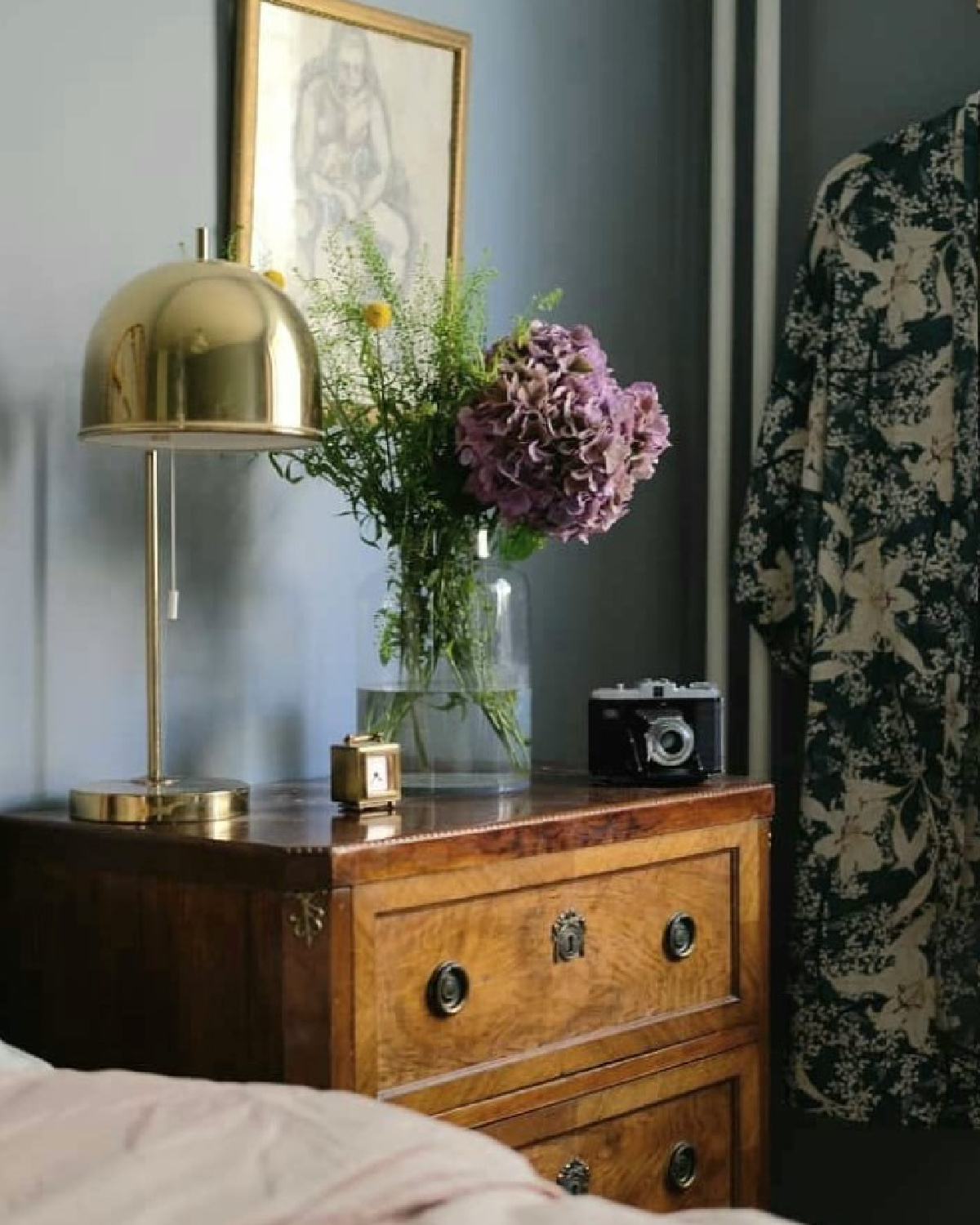 Chic bedroom with dresser and a mix of modern and vintage in a Stockholm apartment - @antoniocarlosrodriguesc #stockholmapartment #modernswedishbedroom